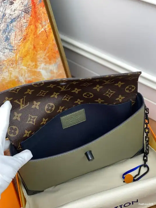 LOUIS VUITTON STEAMER POCHETTE VOYAGE 0402